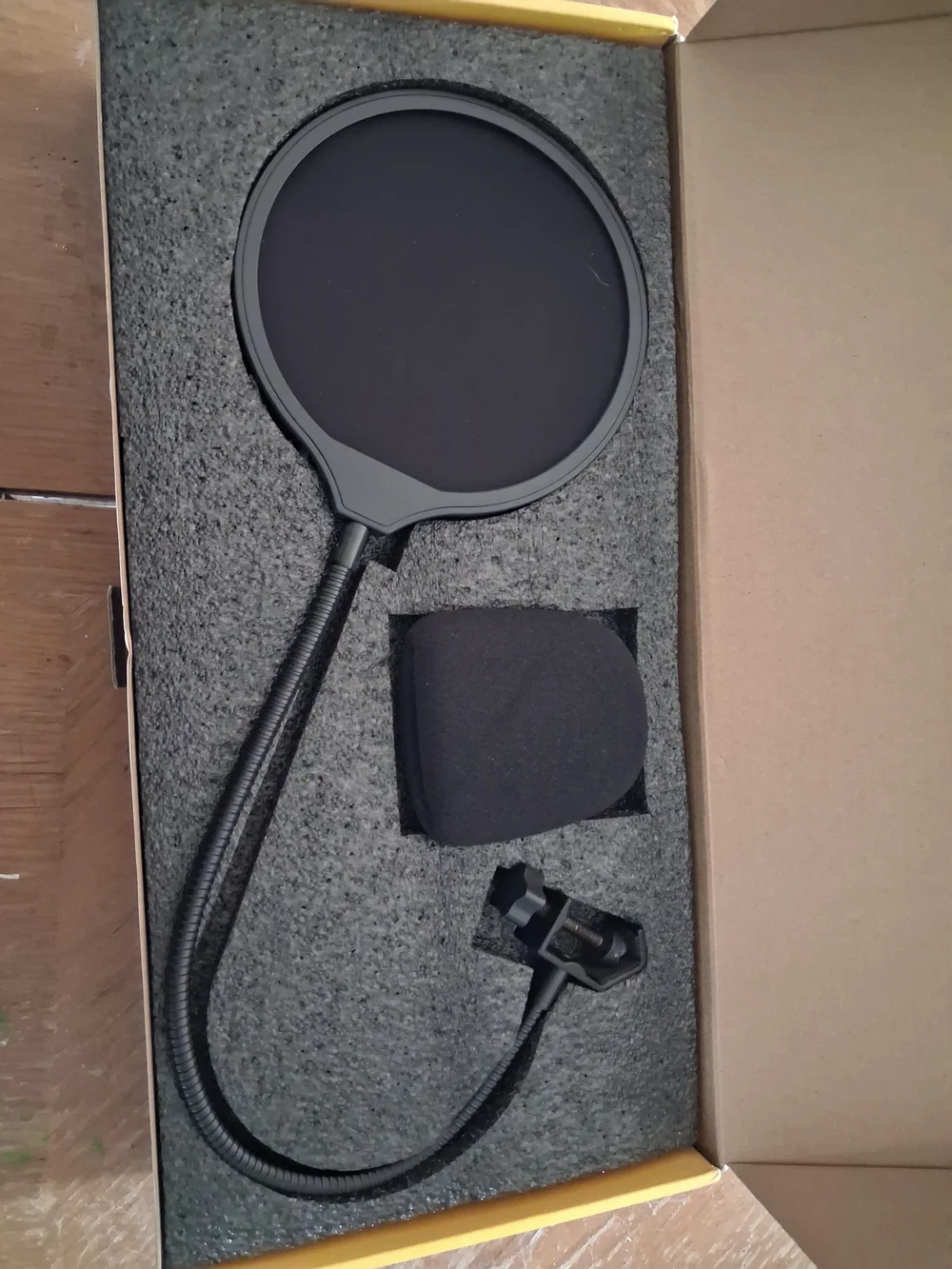 Maono AU-A04 Podcasting Microphone Kit – Black